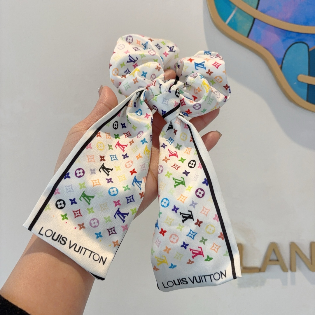 NO:372274,Packaging LV (Louis Vuitton) classic letter streamer ponytail hair ring bow colon ring, high-end Korean rubber band, classic pattern design, high-end and atmospheric, celebrity style, hairpin, hairpin, louis vuitton, louis vuitton, hairpin19860909配包装 LV（路易威登）经典字母飘带马尾发圈 蝴蝶结肠圈,高档韩版皮筋,经典花型设计, 高端大气,名媛范儿,发夹,发夹,louis vuitton,louis vuitton,hairpins,accessory