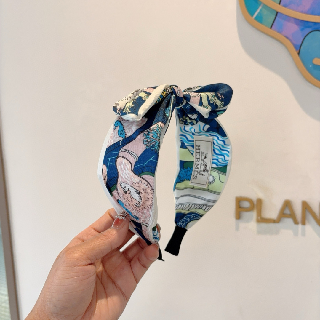 NO:372011,Packaging Hermes (Hermes) is a popular custom bow headband, the same style of the internet celebrity headband, imported silk fabric, export orders and details are all shot!  The special fabric is very textured!  hairpins, hairpins, hermes, hermes, real silk, hairpins19860909配包装 Hermes（爱马仕） 火爆定制款蝴蝶结发箍,网红同款头箍、 进口真丝面料, 出口订单、细节全部实拍！特制面料非常显质感！发夹,发夹,hermes,hermes,real silk,hairpins,accessory