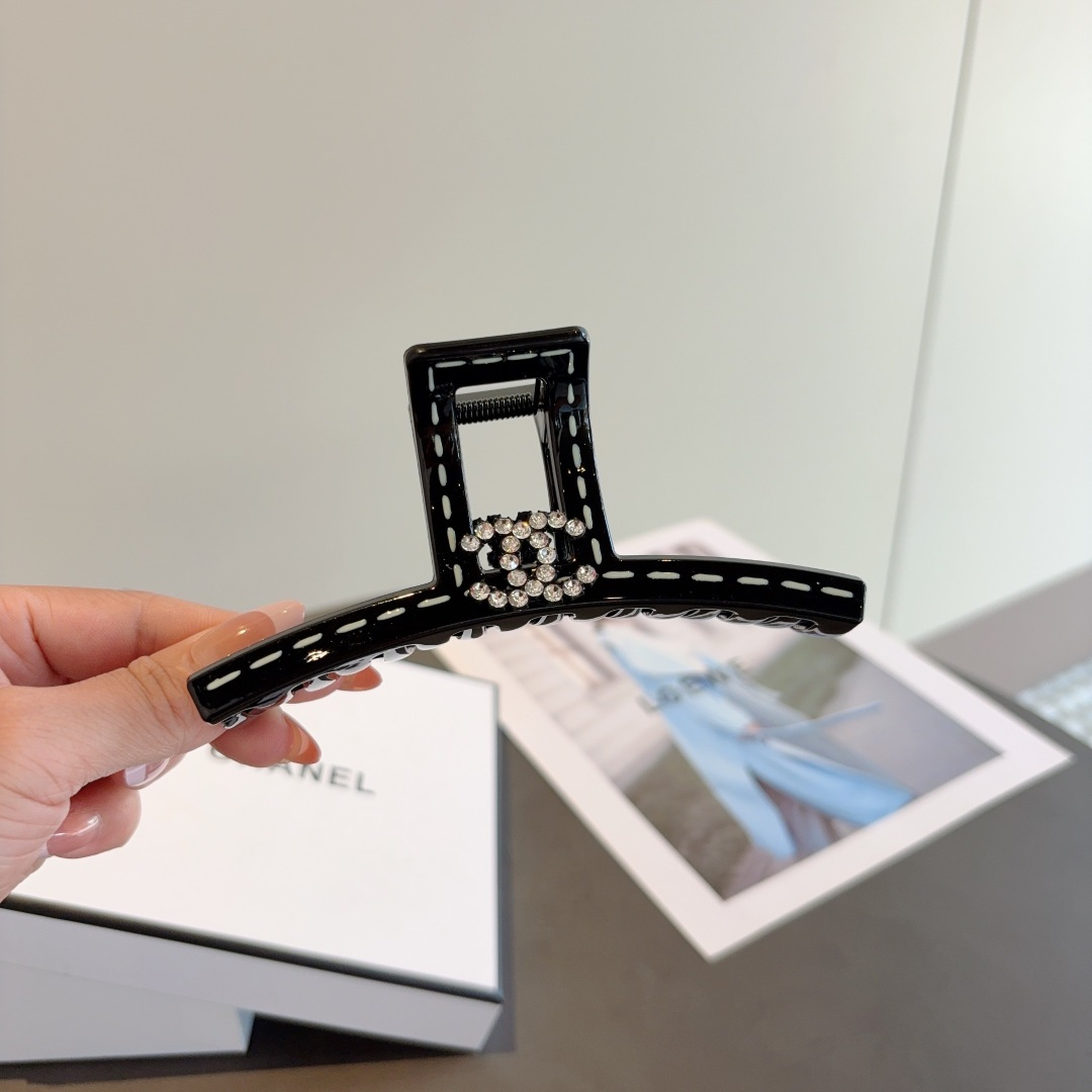 NO:372026,Packaging (single) ＣＨＡＮＥＬ Chanel high-quality one-way clip, versatile simple hairpin Original single material, goddess must-have item, super exquisite! celebrity style. Hairpins, hairpins, chanel, hairpins19860909配包装（单个） ＣＨＡＮＥＬ香奈儿高颜值一字抓夹,百搭简约发夹 原单材质,女神必备单品,超级精致哦!名媛范儿.发夹,发夹,chanel,hairpins,accessory