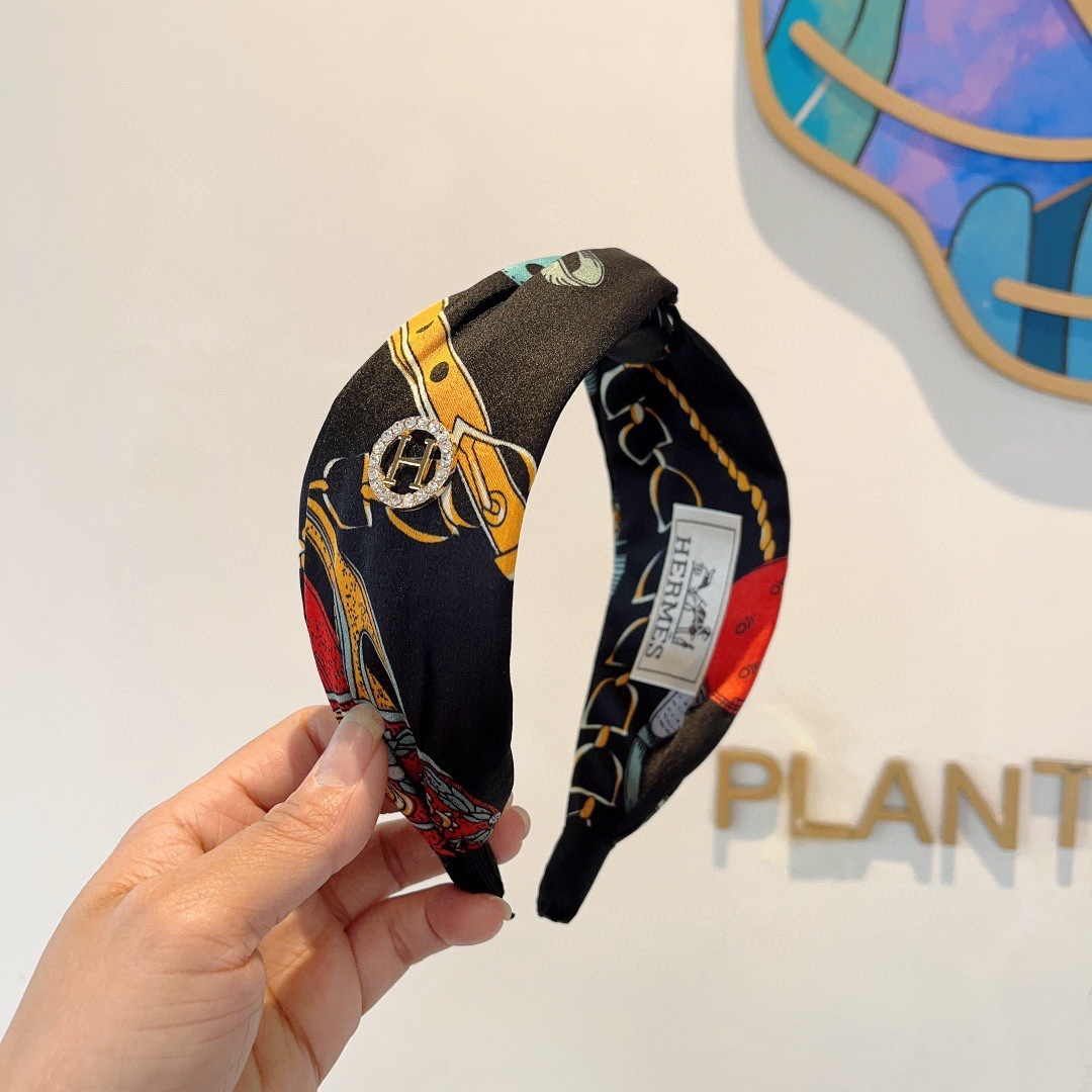 NO:372044,Packaging Hermes new silk headband, same style as internet celebrity headband, imported silk fabric, export orders and details are all shot!  The special fabric is very textured!  hairpins, hairpins, hermes, hermes, real silk, hairpins19860909配包装 Hermes（爱马仕） 新款真丝发箍,网红同款头箍、 进口真丝面料, 出口订单、细节全部实拍！特制面料非常显质感！发夹,发夹,hermes,hermes,real silk,hairpins,accessory