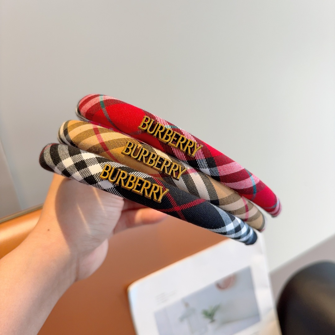 NO:372050,Packaging Burberry BURBERRY new high-end plaid narrow-edge headband, all the details of customer-supplied fabric headbands are shot!  Very pleasing and versatile, suitable for various occasions!  hairpins, hairpins, burberry, burberry, hairpins19860909配包装 巴宝莉BURBERRY 新款高版格纹窄版发箍,客供面料头箍细节全部实拍！非常耐看又百搭、适合各种场合搭配！发夹,发夹,burberry,burberry,hairpins,accessory