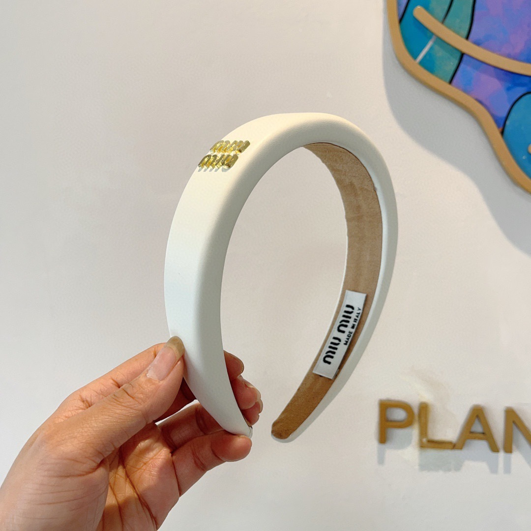 NO:372066,Packaging miumiu new sheepskin custom headband, metal letter headband!  Special fabrics are very textured, classic and versatile girl-style hairpins, hairpins, miumiu, sheepskin, hairpins19860909配包装 miumiu 缪缪 新款羊皮定制发箍,金属字母头箍！特制面料非常显质感、经典百搭少女风发饰发夹,发夹,miumiu,sheepskin,hairpins,accessory