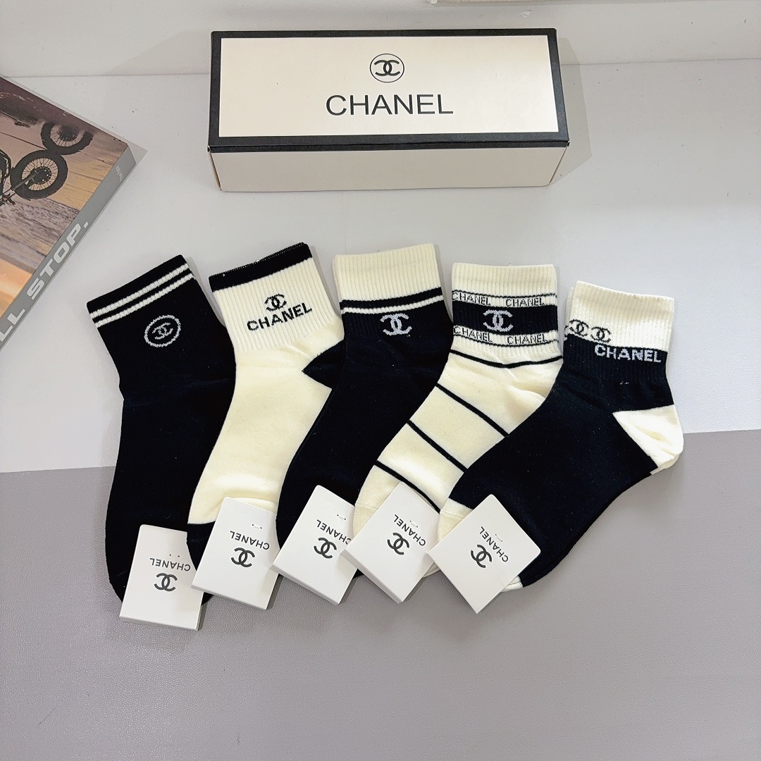 配包装（一盒5双）CHANEL 香奈儿经典中筒袜子❗️纯棉材质柔软，秒杀市场普通货，经典的双C图案log