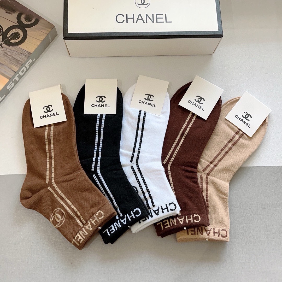配包装（一盒5双）CHANEL（香奈儿） 新款高端袜子！爆款字母专柜同步中筒袜，💛大牌出街，潮人必备🔥超
