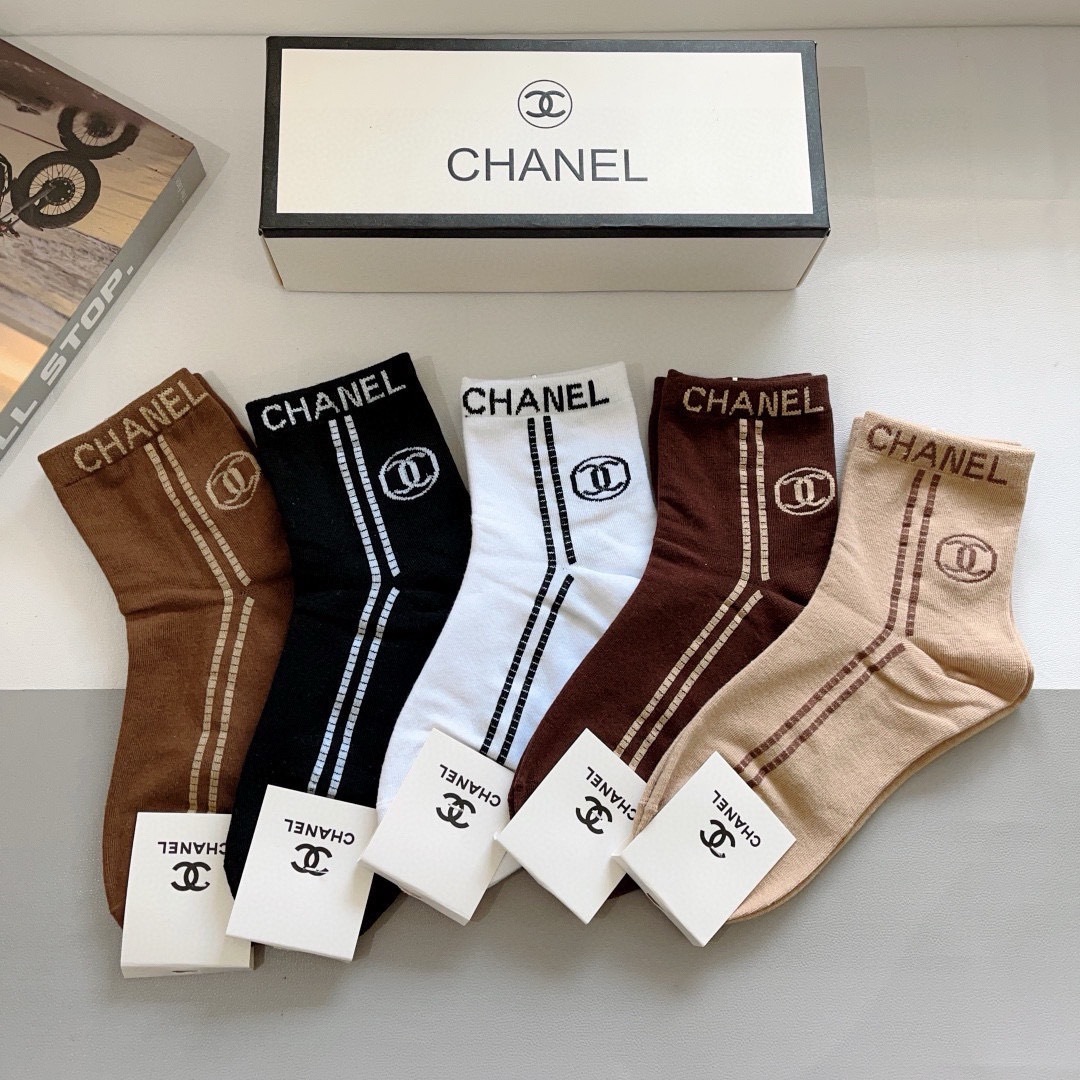 配包装（一盒5双）CHANEL（香奈儿） 新款高端袜子！爆款字母专柜同步中筒袜，💛大牌出街，潮人必备🔥超