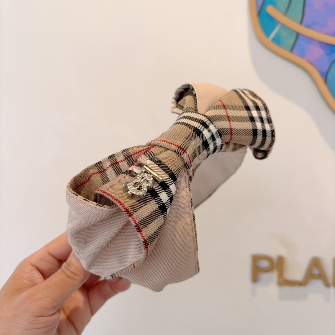 配包装巴宝莉BURBERRY 新款发箍，高版本客供面料 🎀细节全部实拍！非常耐看又百搭、适合各种场合搭配