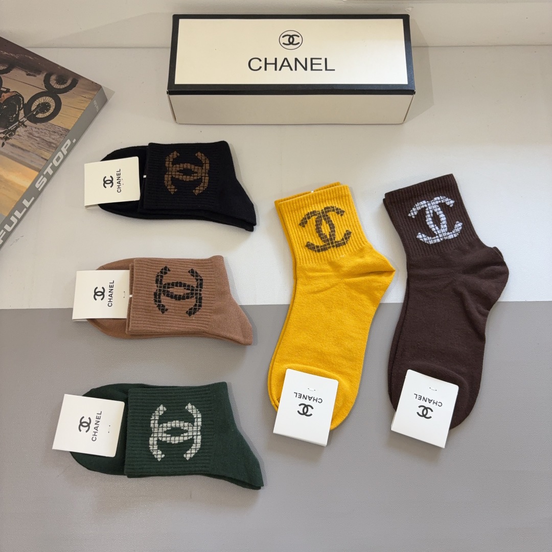 配包装（一盒5双）CHANEL（香奈儿） 新款高端袜子！爆款字母专柜同步中筒袜，💛大牌出街，潮人必备🔥超
