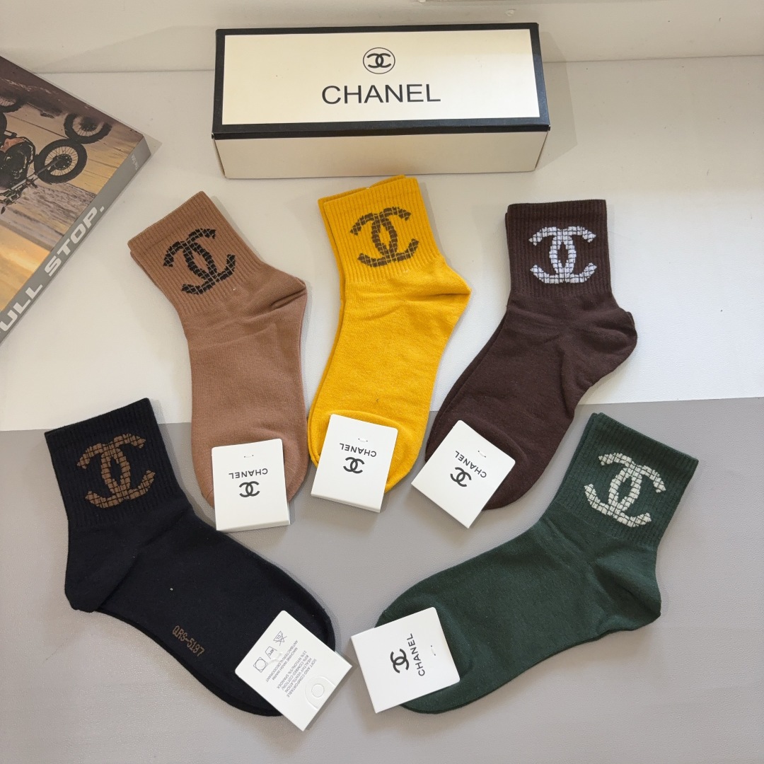 配包装（一盒5双）CHANEL（香奈儿） 新款高端袜子！爆款字母专柜同步中筒袜，💛大牌出街，潮人必备🔥超