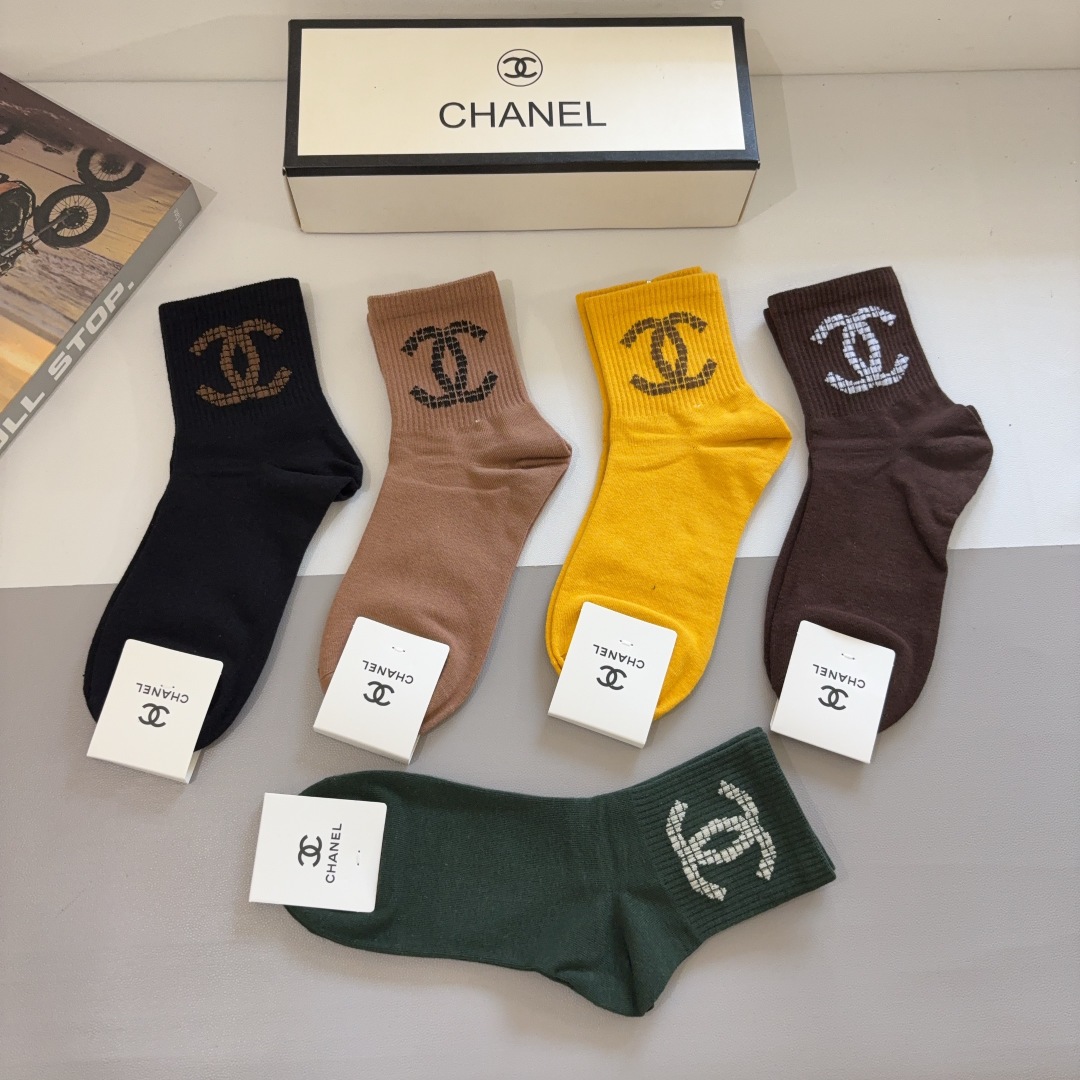 配包装（一盒5双）CHANEL（香奈儿） 新款高端袜子！爆款字母专柜同步中筒袜，💛大牌出街，潮人必备🔥超
