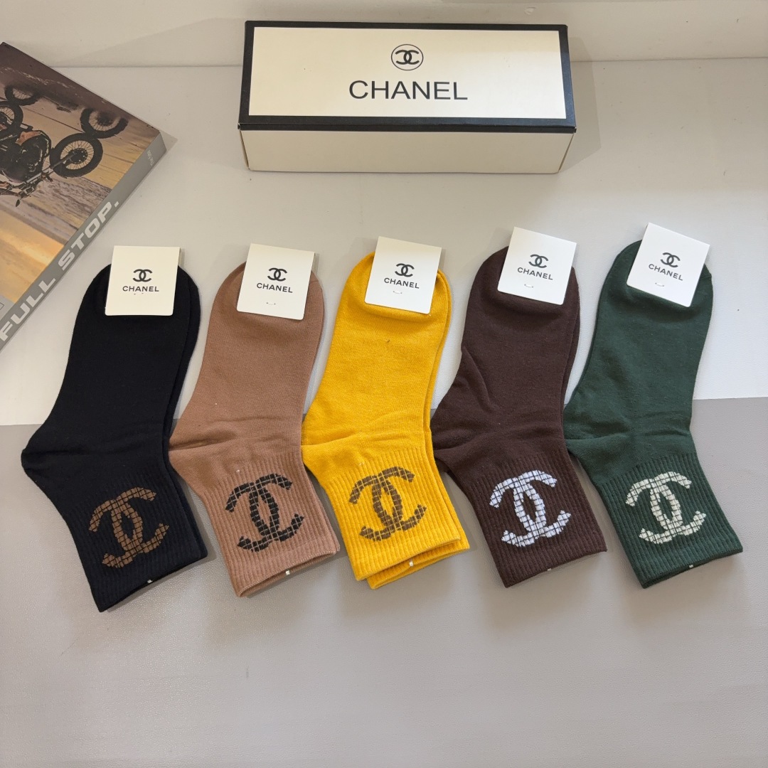 配包装（一盒5双）CHANEL（香奈儿） 新款高端袜子！爆款字母专柜同步中筒袜，💛大牌出街，潮人必备🔥超
