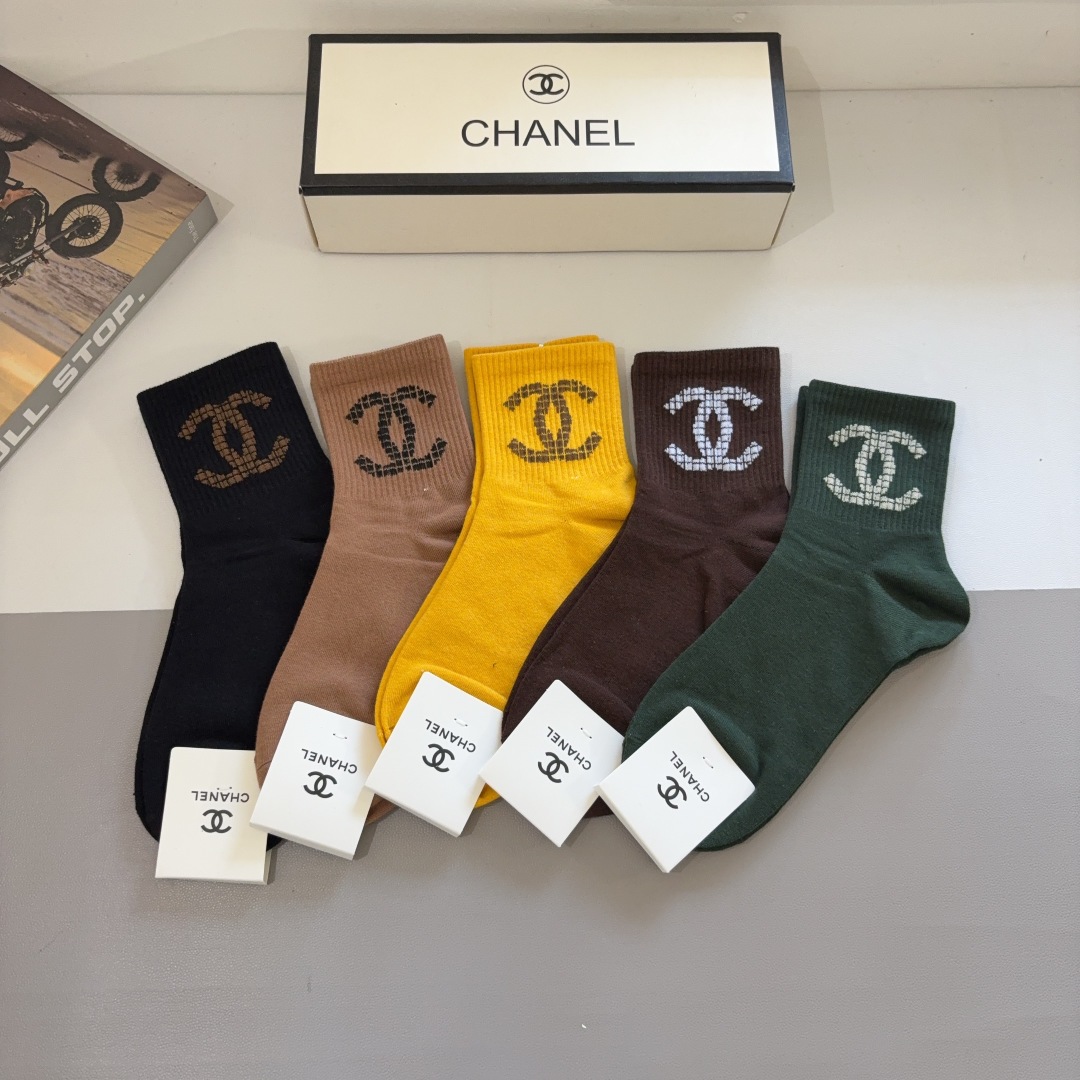 配包装（一盒5双）CHANEL（香奈儿） 新款高端袜子！爆款字母专柜同步中筒袜，💛大牌出街，潮人必备🔥超