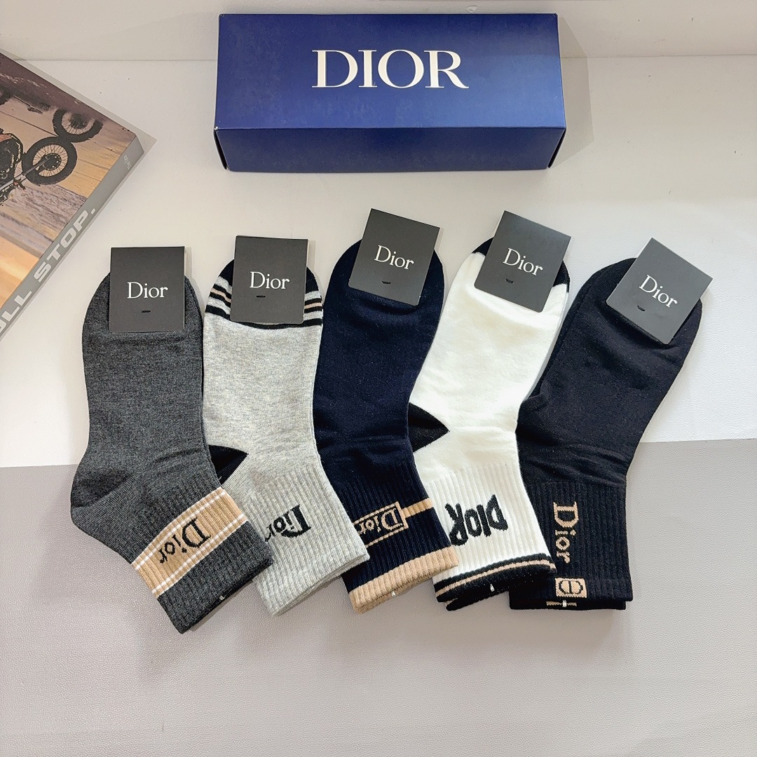 配包装（一盒5双） Dior 迪奥 新款中筒男款袜子，纯棉面料，潮人必备 ，经典个性时尚百搭款，你值得拥