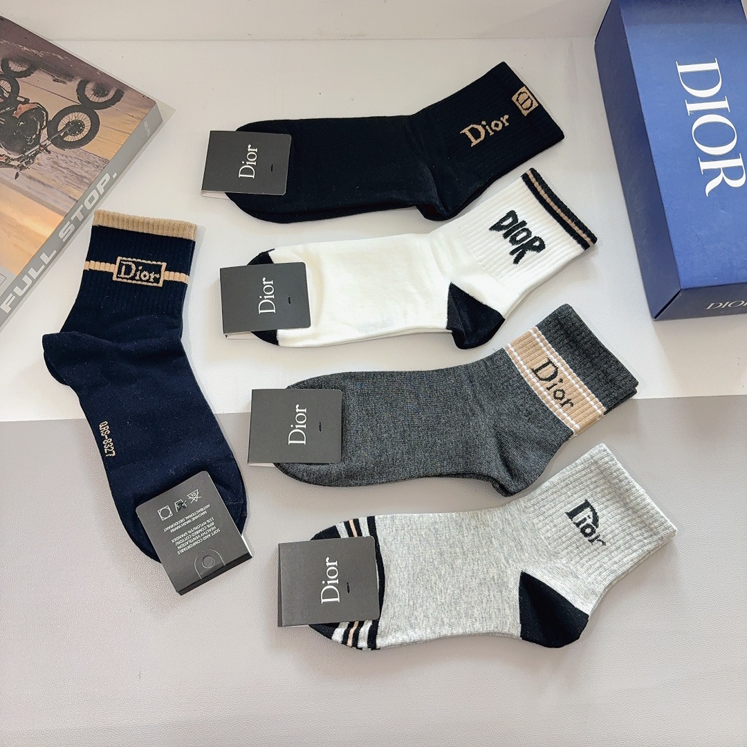 配包装（一盒5双） Dior 迪奥 新款中筒男款袜子，纯棉面料，潮人必备 ，经典个性时尚百搭款，你值得拥