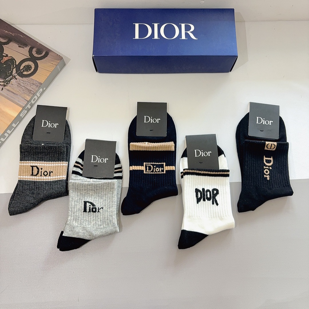 配包装（一盒5双） Dior 迪奥 新款中筒男款袜子，纯棉面料，潮人必备 ，经典个性时尚百搭款，你值得拥