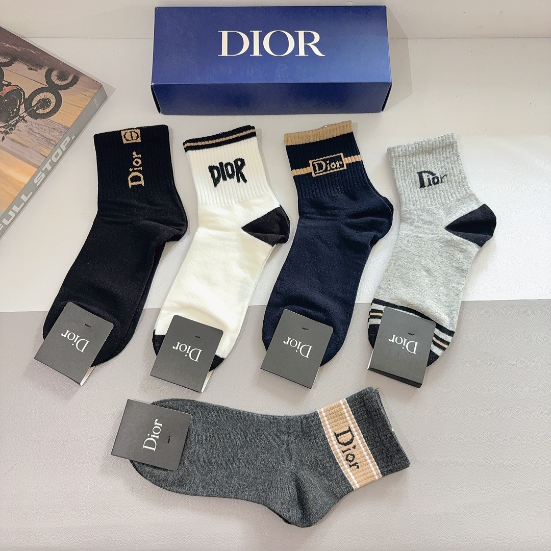 配包装（一盒5双） Dior 迪奥 新款中筒男款袜子，纯棉面料，潮人必备 ，经典个性时尚百搭款，你值得拥