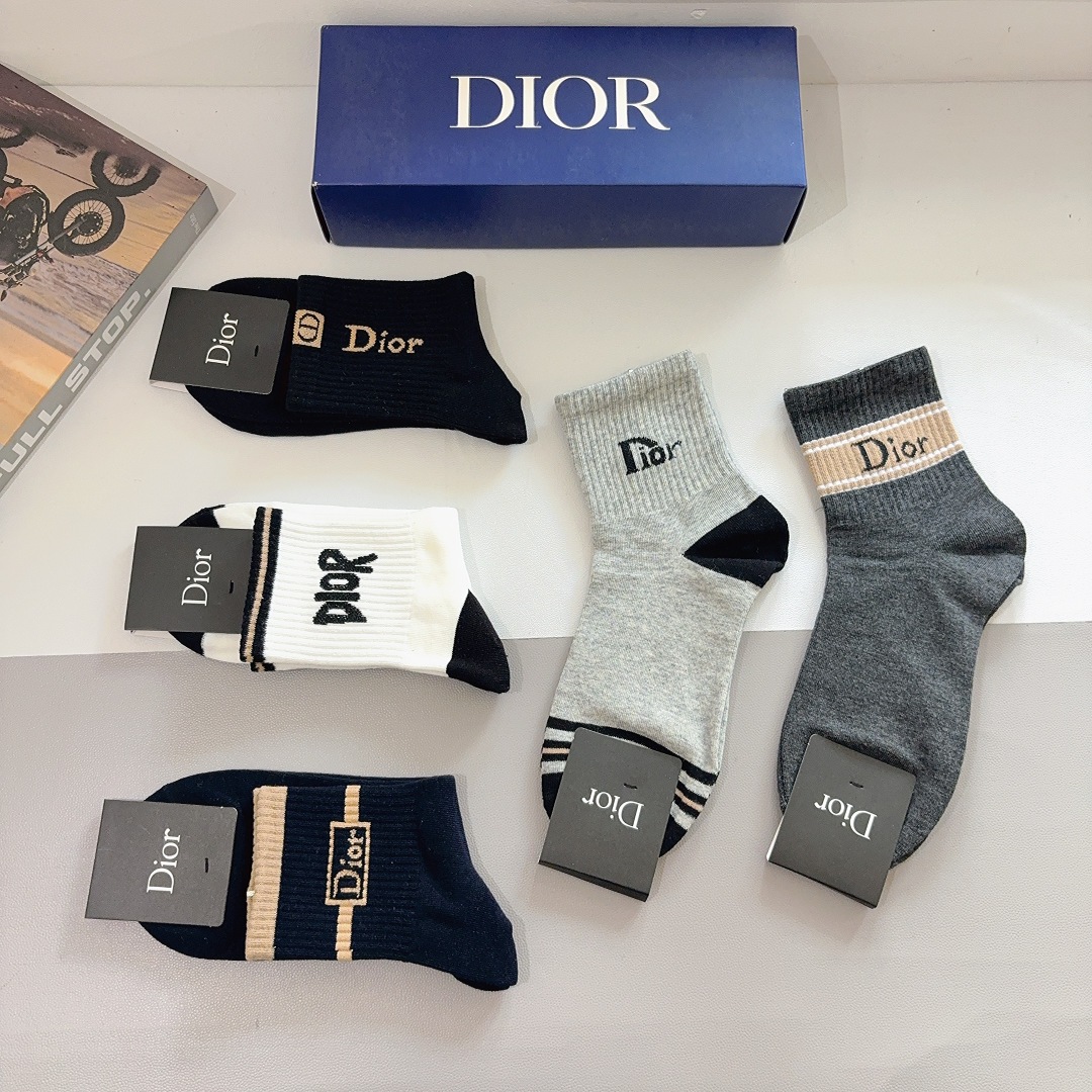配包装（一盒5双） Dior 迪奥 新款中筒男款袜子，纯棉面料，潮人必备 ，经典个性时尚百搭款，你值得拥