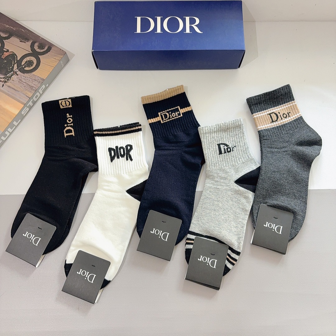 配包装（一盒5双） Dior 迪奥 新款中筒男款袜子，纯棉面料，潮人必备 ，经典个性时尚百搭款，你值得拥