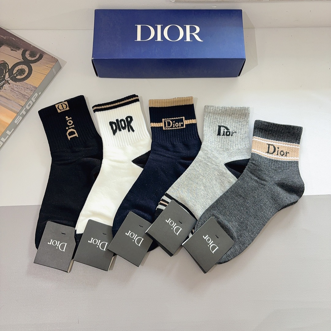 配包装（一盒5双） Dior 迪奥 新款中筒男款袜子，纯棉面料，潮人必备 ，经典个性时尚百搭款，你值得拥