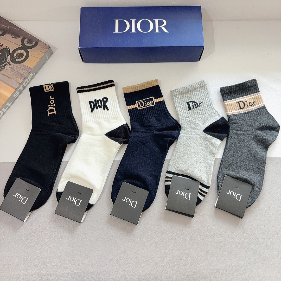 配包装（一盒5双） Dior 迪奥 新款中筒男款袜子，纯棉面料，潮人必备 ，经典个性时尚百搭款，你值得拥