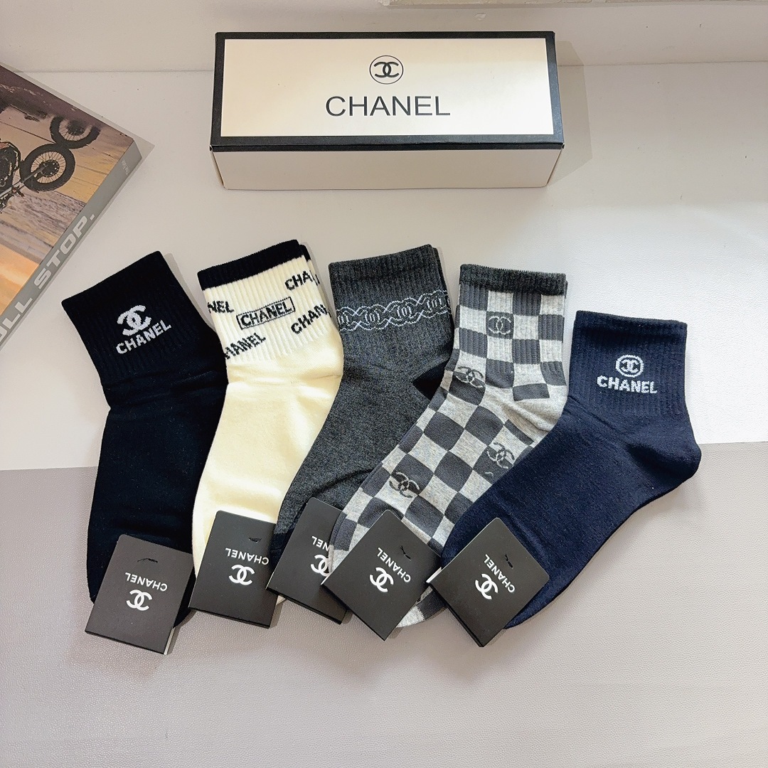 配包装（一盒5双） CHANEL 香奈儿 超火爆男款中筒袜子、纯棉面料，潮人必备款，个性时尚百搭款，！你