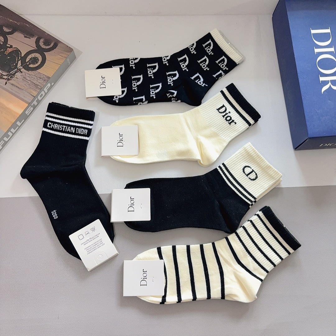 配包装（一盒5双） Dior 迪奥 新款中筒袜子！纯棉面料，火爆Ｄ图案，专柜同步袜 💛大牌出街，潮人必备