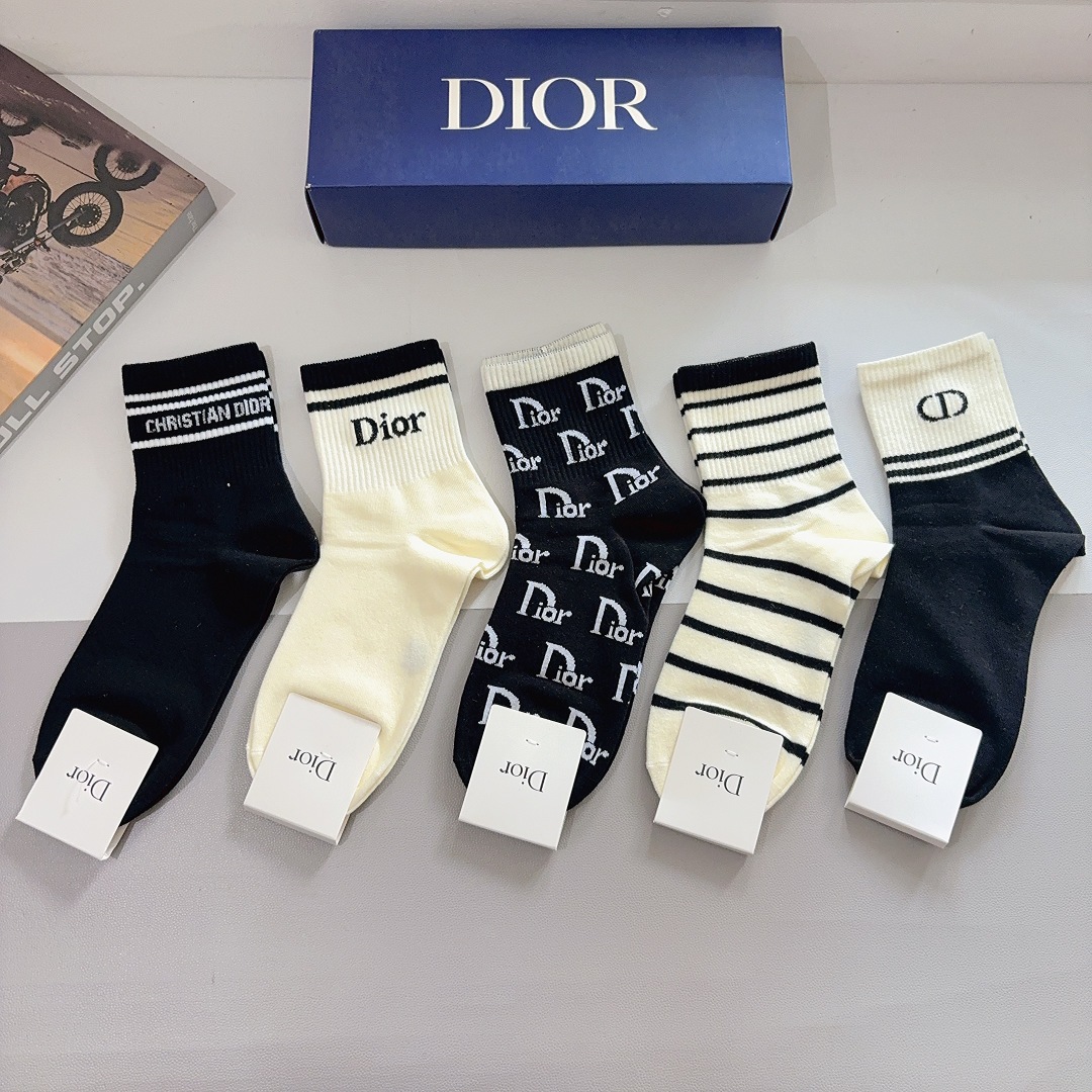 配包装（一盒5双） Dior 迪奥 新款中筒袜子！纯棉面料，火爆Ｄ图案，专柜同步袜 💛大牌出街，潮人必备