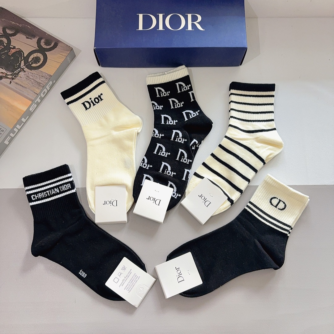 配包装（一盒5双） Dior 迪奥 新款中筒袜子！纯棉面料，火爆Ｄ图案，专柜同步袜 💛大牌出街，潮人必备