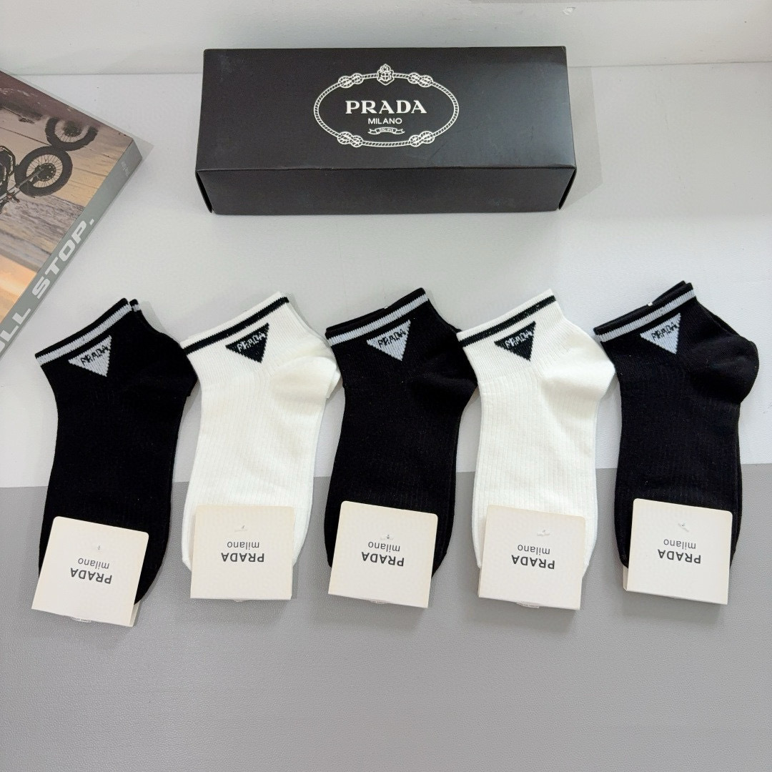 配包装（一盒5双） PRADA 普拉达 新款短筒袜子，纯棉面料，经典三角标logo 个性时尚百搭款，你值