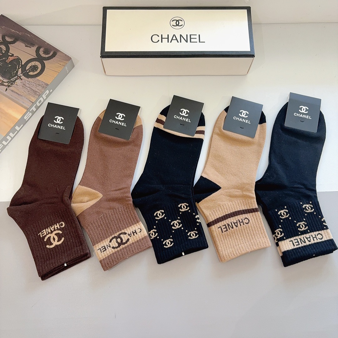 配包装（一盒5双） CHANEL 香奈儿 超火爆男款中筒袜子、纯棉面料，潮人必备款，个性时尚百搭款，！你
