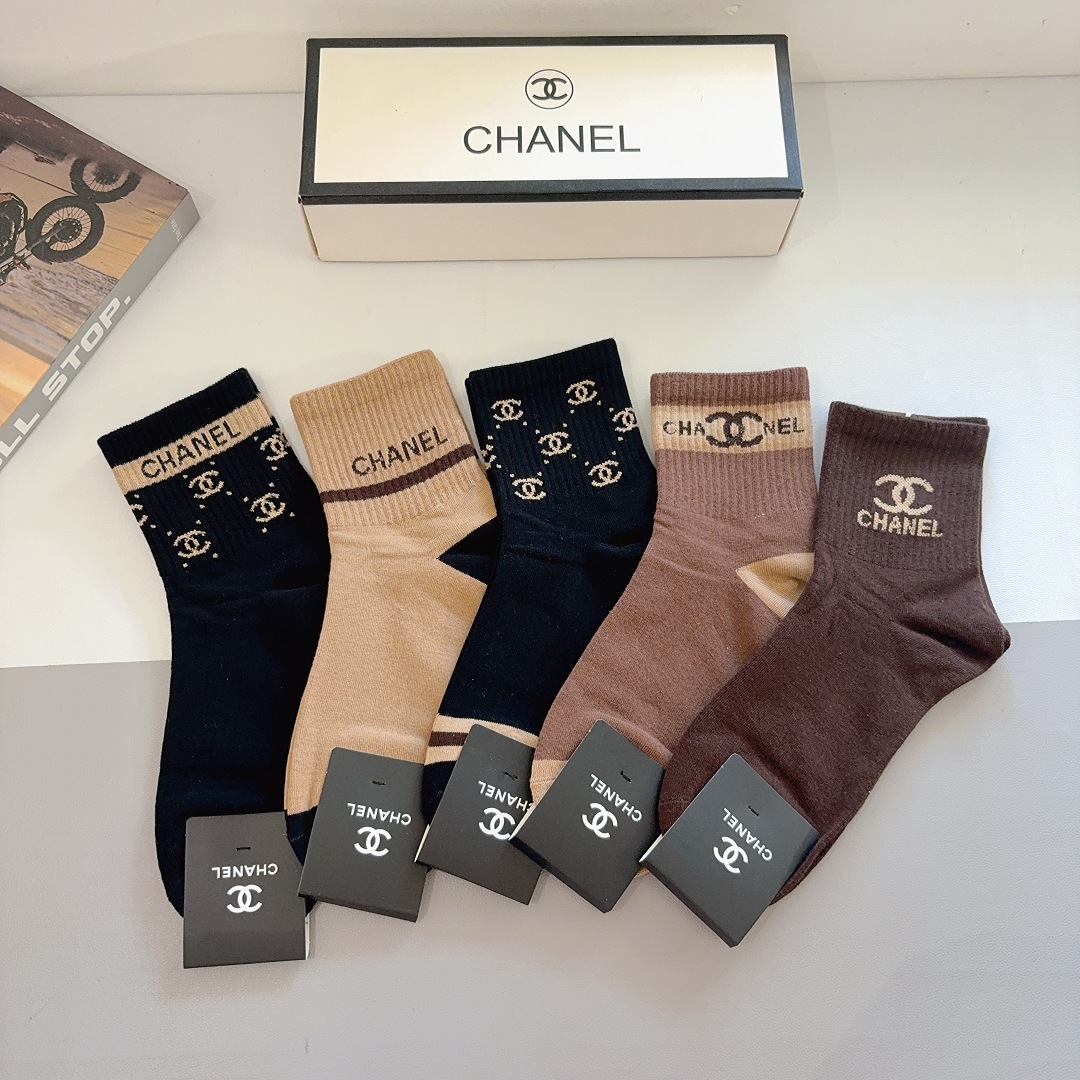 配包装（一盒5双） CHANEL 香奈儿 超火爆男款中筒袜子、纯棉面料，潮人必备款，个性时尚百搭款，！你