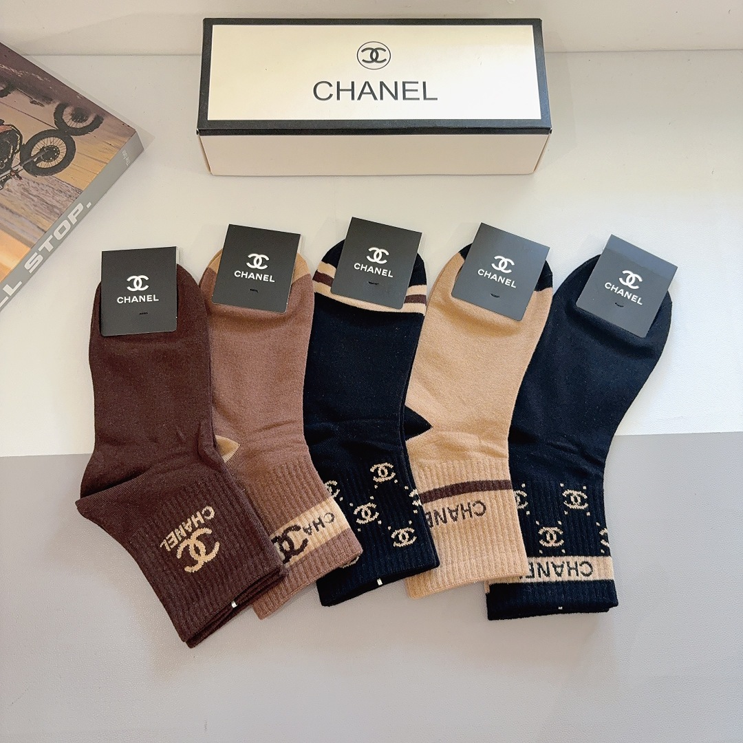 配包装（一盒5双） CHANEL 香奈儿 超火爆男款中筒袜子、纯棉面料，潮人必备款，个性时尚百搭款，！你