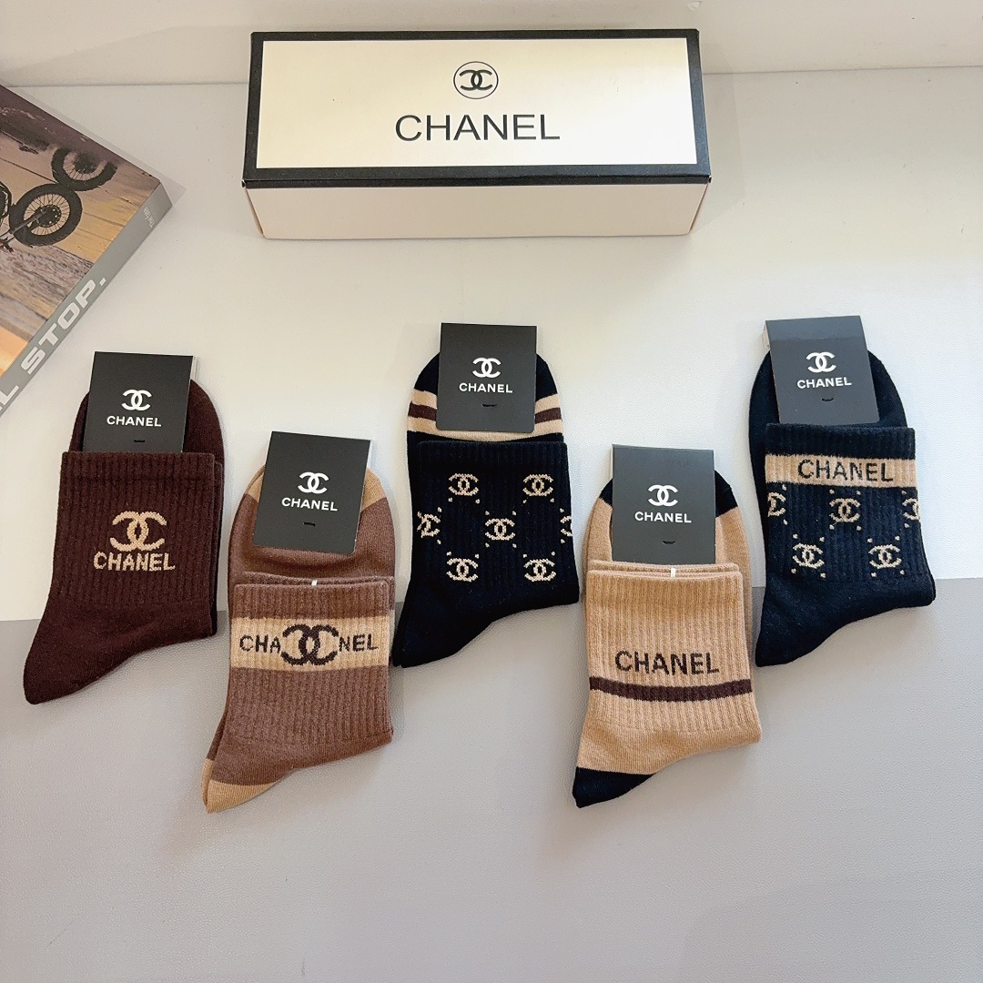 配包装（一盒5双） CHANEL 香奈儿 超火爆男款中筒袜子、纯棉面料，潮人必备款，个性时尚百搭款，！你