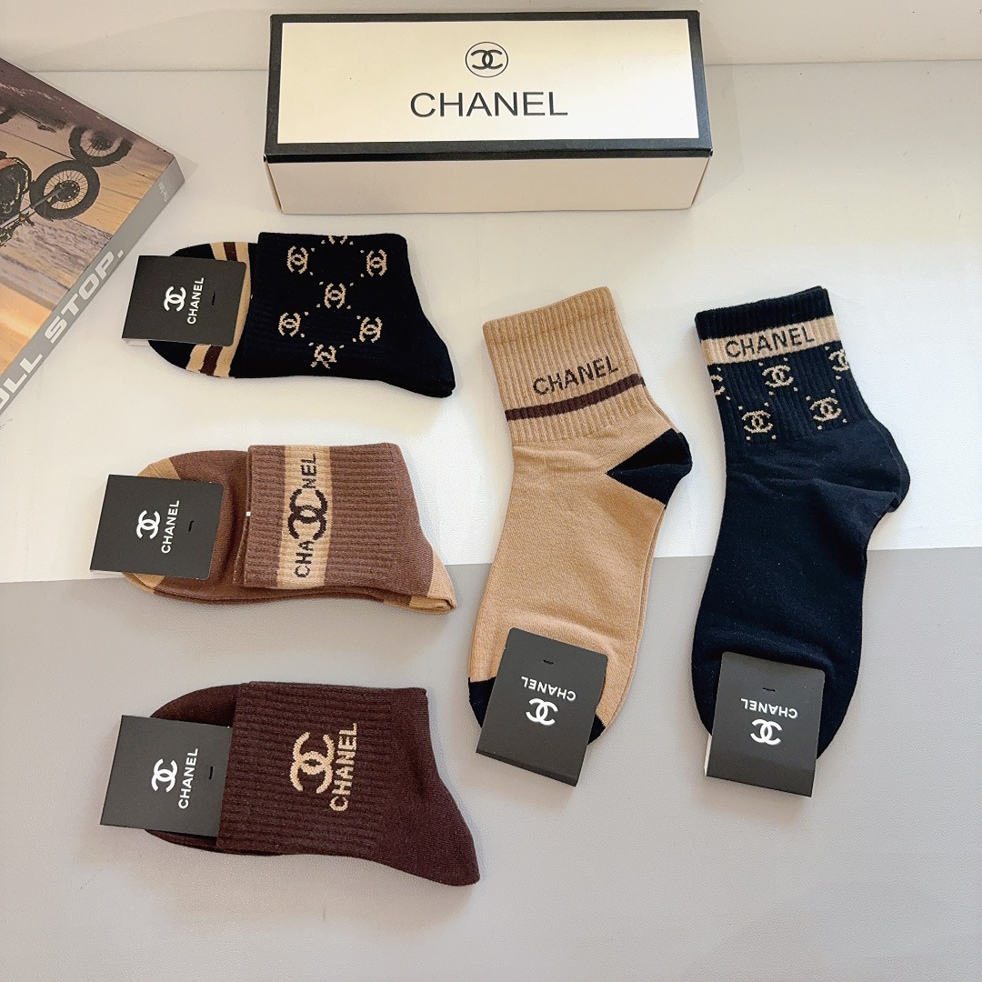 配包装（一盒5双） CHANEL 香奈儿 超火爆男款中筒袜子、纯棉面料，潮人必备款，个性时尚百搭款，！你
