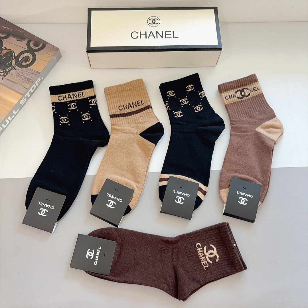 配包装（一盒5双） CHANEL 香奈儿 超火爆男款中筒袜子、纯棉面料，潮人必备款，个性时尚百搭款，！你