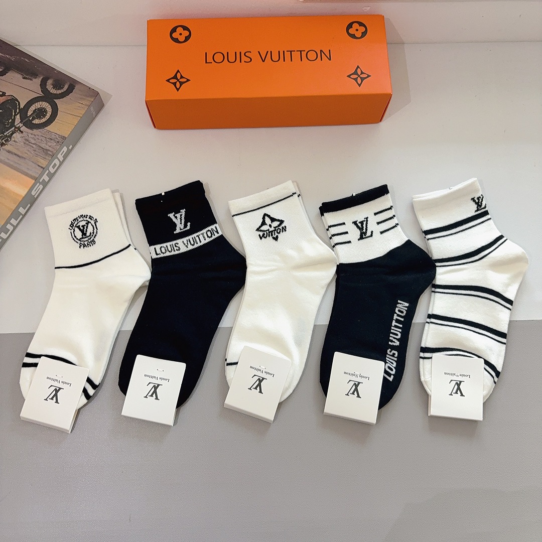 配包装（一盒5双） 🌟 LV 路易威登袜子 超火爆小单品，经典字母logo中筒袜，个性时尚百搭款，你值得