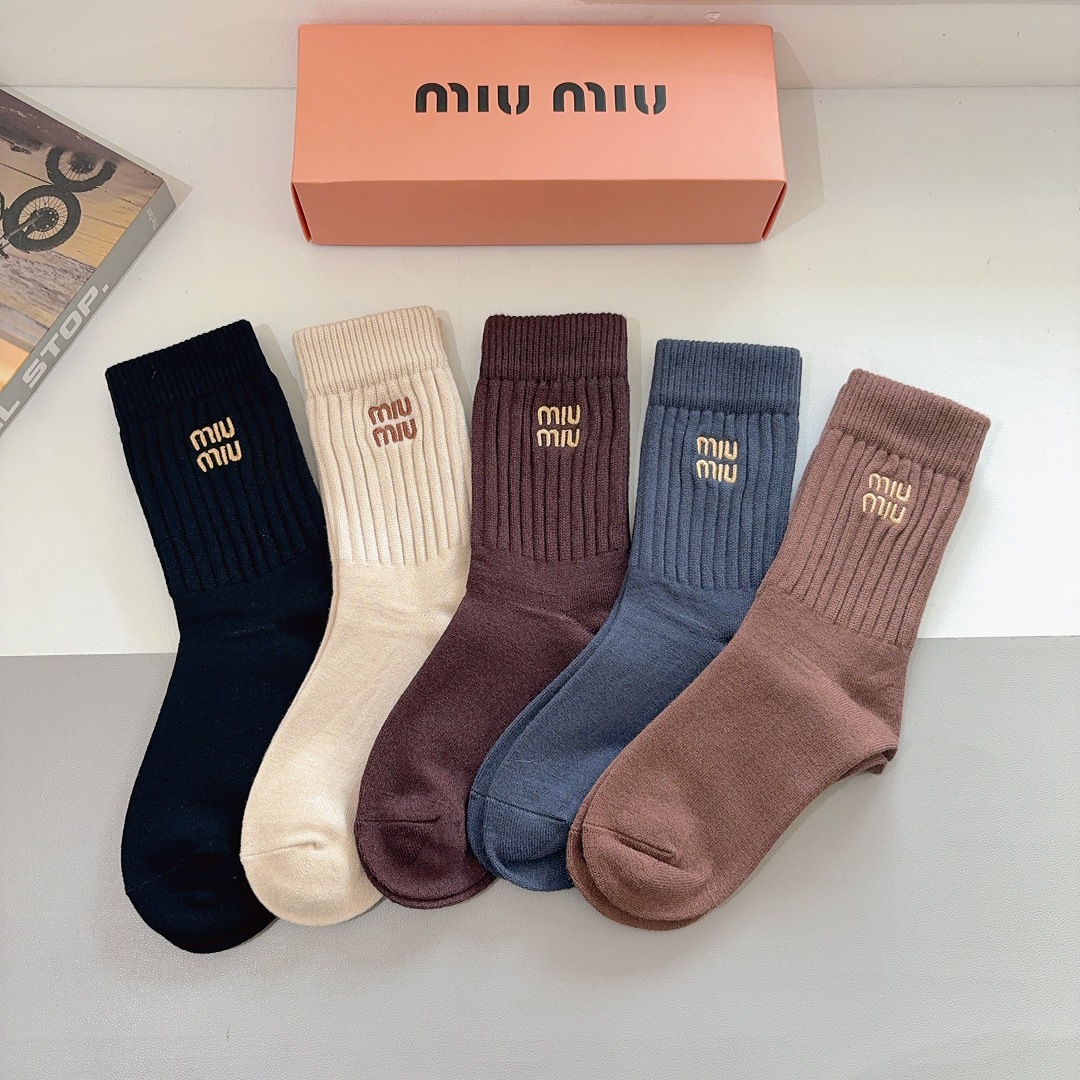 配包装【一盒5双】miumiu （缪缪）高版本刺绣羊绒长筒袜子🔥潮人必不可少的时尚专柜代购长筒袜子 ，超