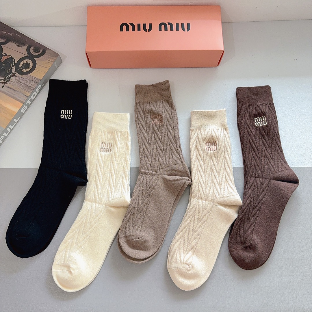 配包装【一盒5双】miumiu （缪缪）高版本刺绣羊绒长筒袜子🔥潮人必不可少的时尚专柜代购长筒袜子 ，超