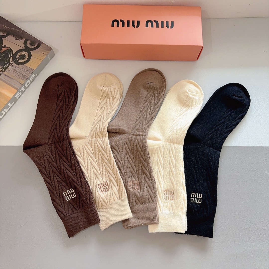 配包装【一盒5双】miumiu （缪缪）高版本刺绣羊绒长筒袜子🔥潮人必不可少的时尚专柜代购长筒袜子 ，超