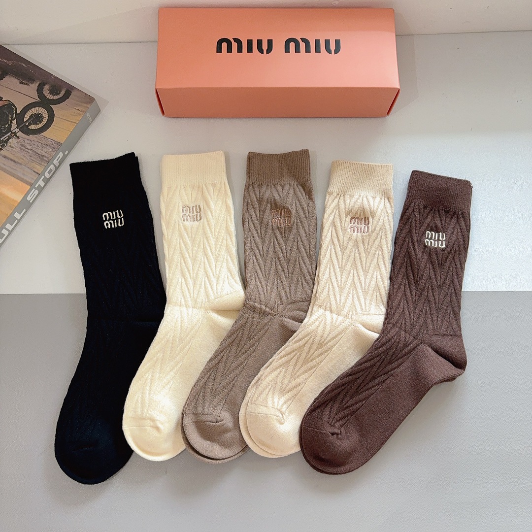 配包装【一盒5双】miumiu （缪缪）高版本刺绣羊绒长筒袜子🔥潮人必不可少的时尚专柜代购长筒袜子 ，超