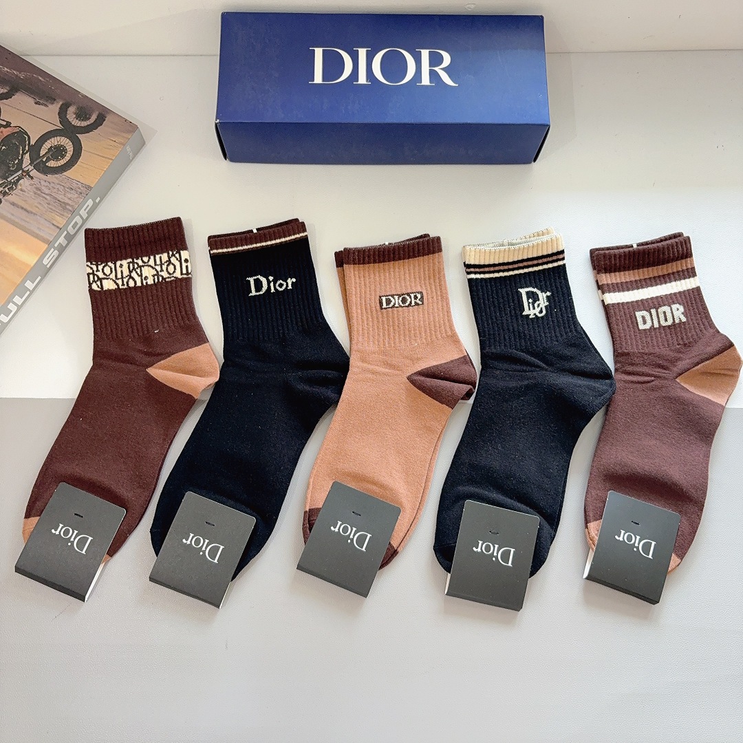 配包装（一盒5双） Dior 迪奥 新款中筒男款袜子，纯棉面料，潮人必备 ，经典个性时尚百搭款，你值得拥