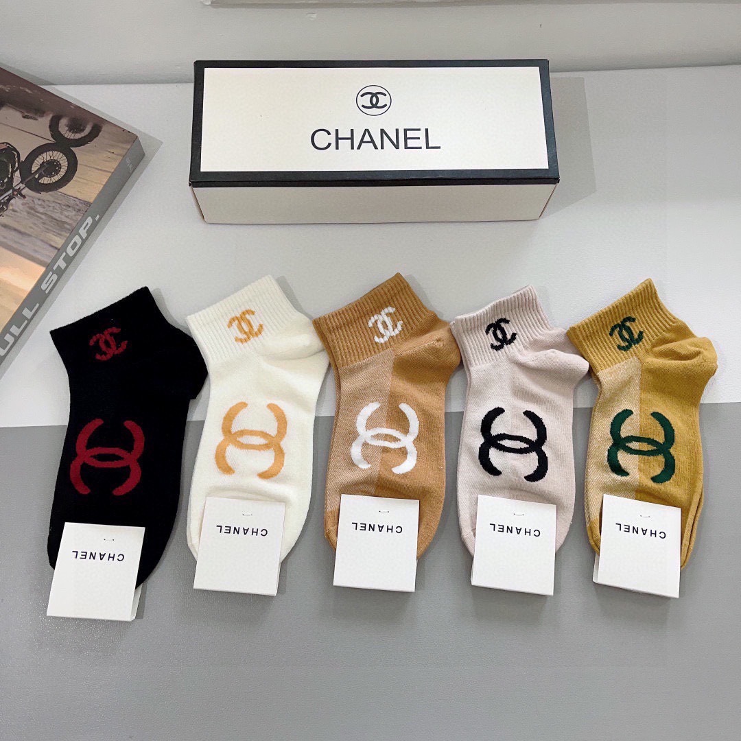 配包装（一盒5双）CHANEL 香奈儿经典袜子❗️高版本纯棉材质柔软，秒杀市场普通货，经典的双C图案lo