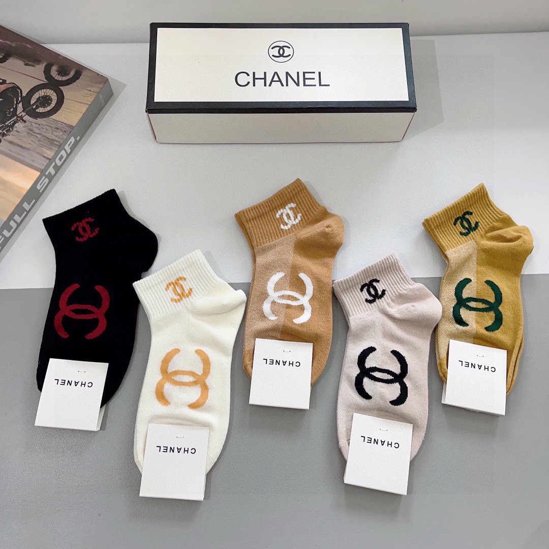 配包装（一盒5双）CHANEL 香奈儿经典袜子❗️高版本纯棉材质柔软，秒杀市场普通货，经典的双C图案lo