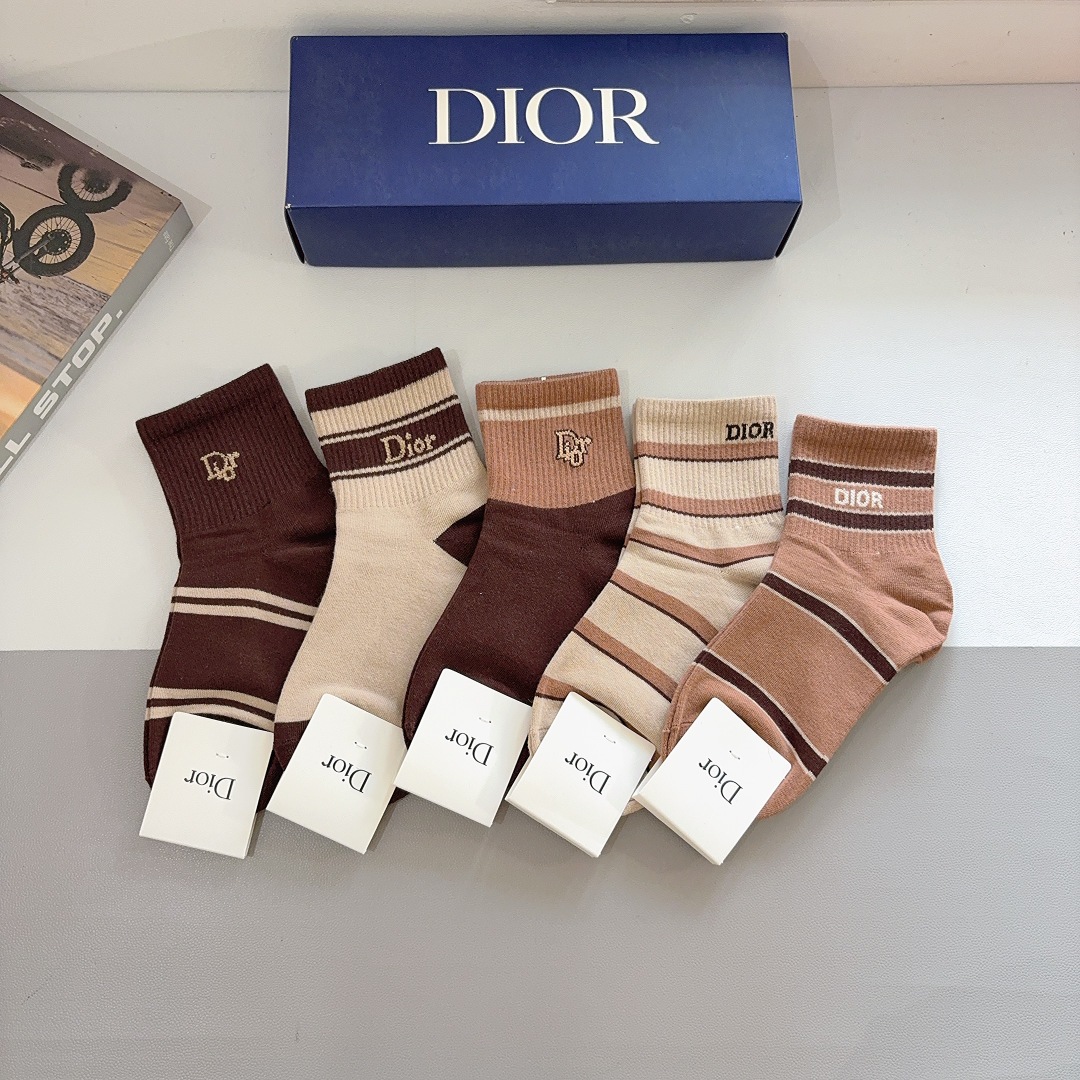 配包装（一盒5双）Dior 迪奥 新款字母罗口中筒袜子！爆款字母专柜同步中筒袜，💛大牌出街，潮人必备🔥超