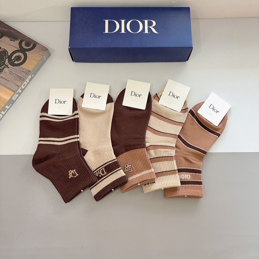 配包装（一盒5双）Dior 迪奥 新款字母罗口中筒袜子！爆款字母专柜同步中筒袜，💛大牌出街，潮人必备🔥超