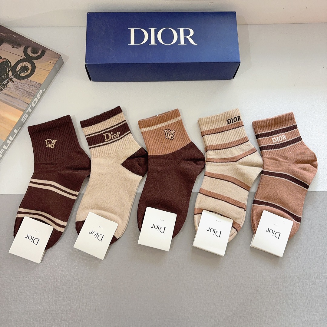 配包装（一盒5双）Dior 迪奥 新款字母罗口中筒袜子！爆款字母专柜同步中筒袜，💛大牌出街，潮人必备🔥超