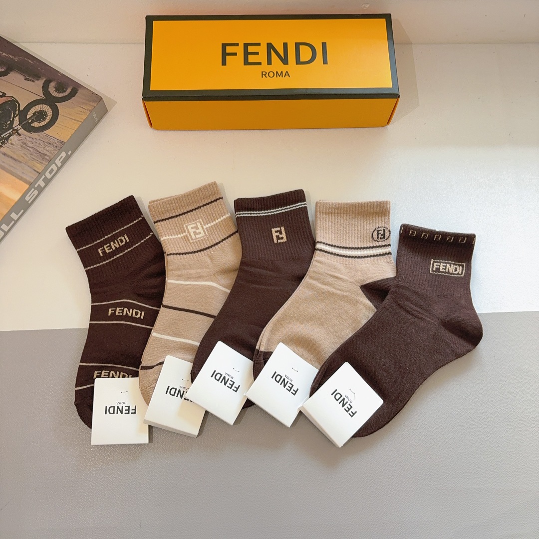 配包装（一盒5双）FENDI 芬迪 字母双Ｆ经典款中筒袜子，💓实用好穿 柔软透气，时尚百搭款，大牌出街。