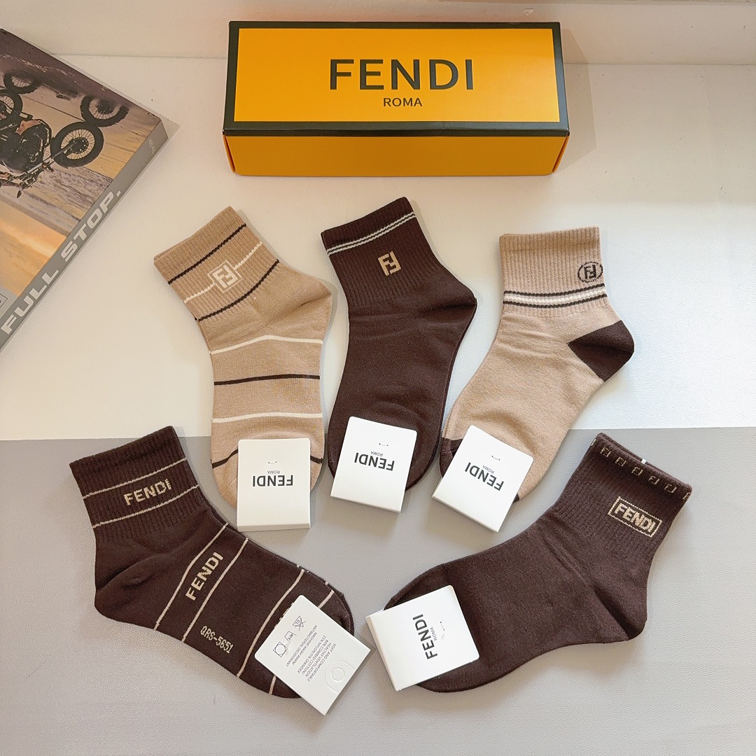 配包装（一盒5双）FENDI 芬迪 字母双Ｆ经典款中筒袜子，💓实用好穿 柔软透气，时尚百搭款，大牌出街。