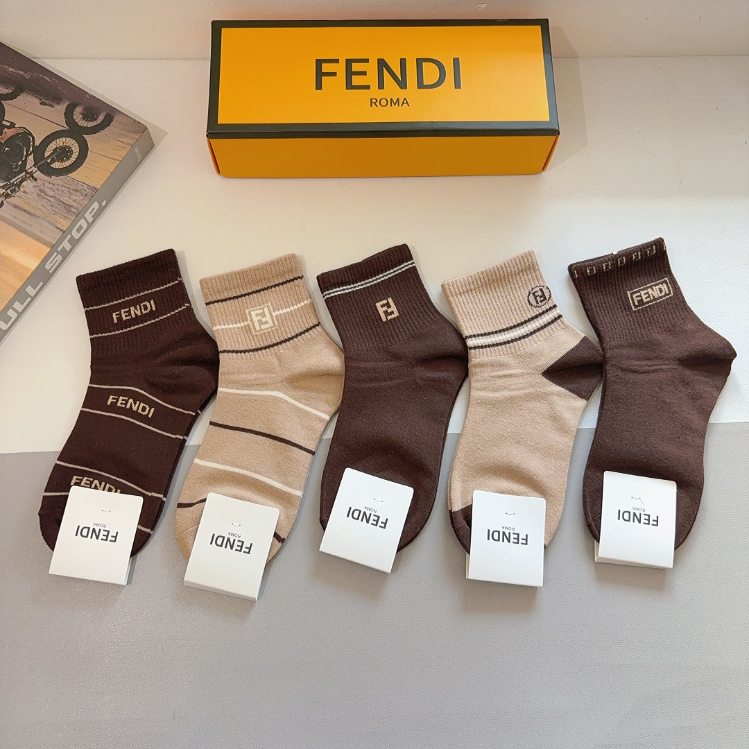配包装（一盒5双）FENDI 芬迪 字母双Ｆ经典款中筒袜子，💓实用好穿 柔软透气，时尚百搭款，大牌出街。