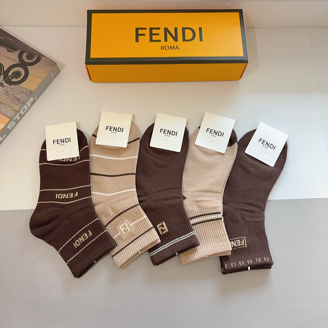 配包装（一盒5双）FENDI 芬迪 字母双Ｆ经典款中筒袜子，💓实用好穿 柔软透气，时尚百搭款，大牌出街。