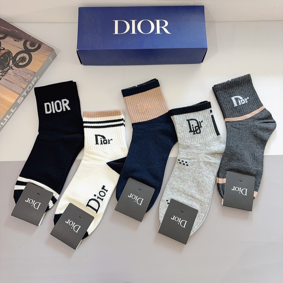 配包装（一盒5双）Dior 迪奥 新款字母男款中筒袜子！爆款专柜同步袜子，💛大牌出街，潮人必备🔥超好搭